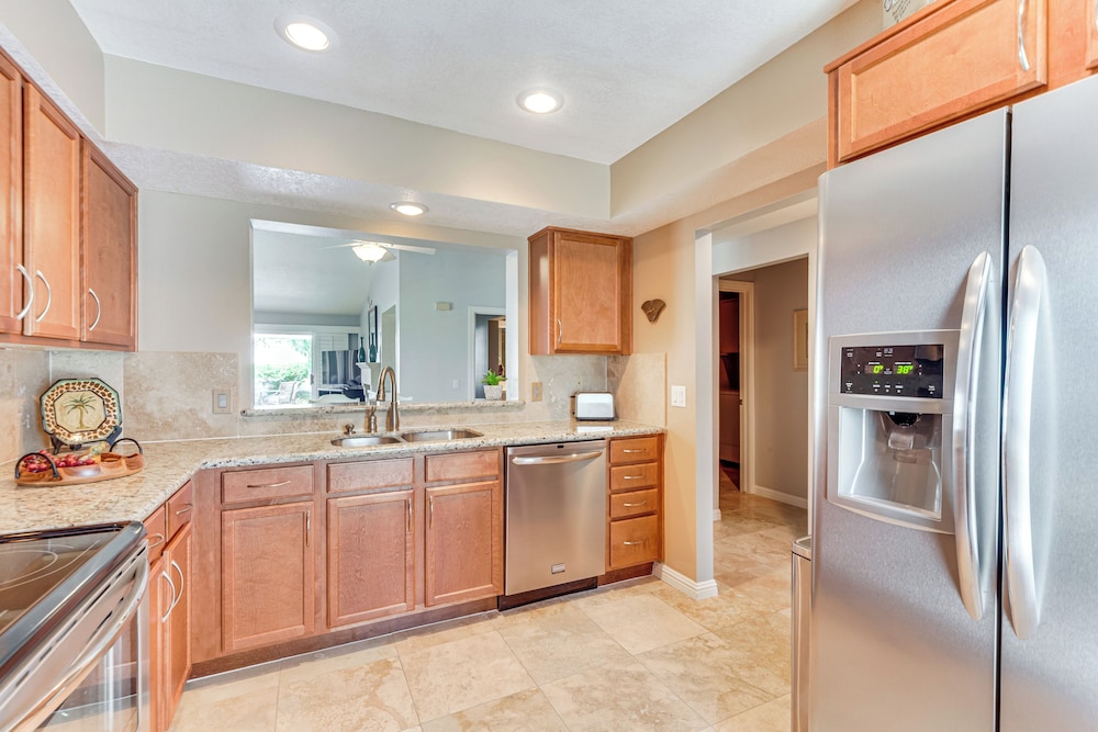 In Golf Course Community: Palm Desert Escape!