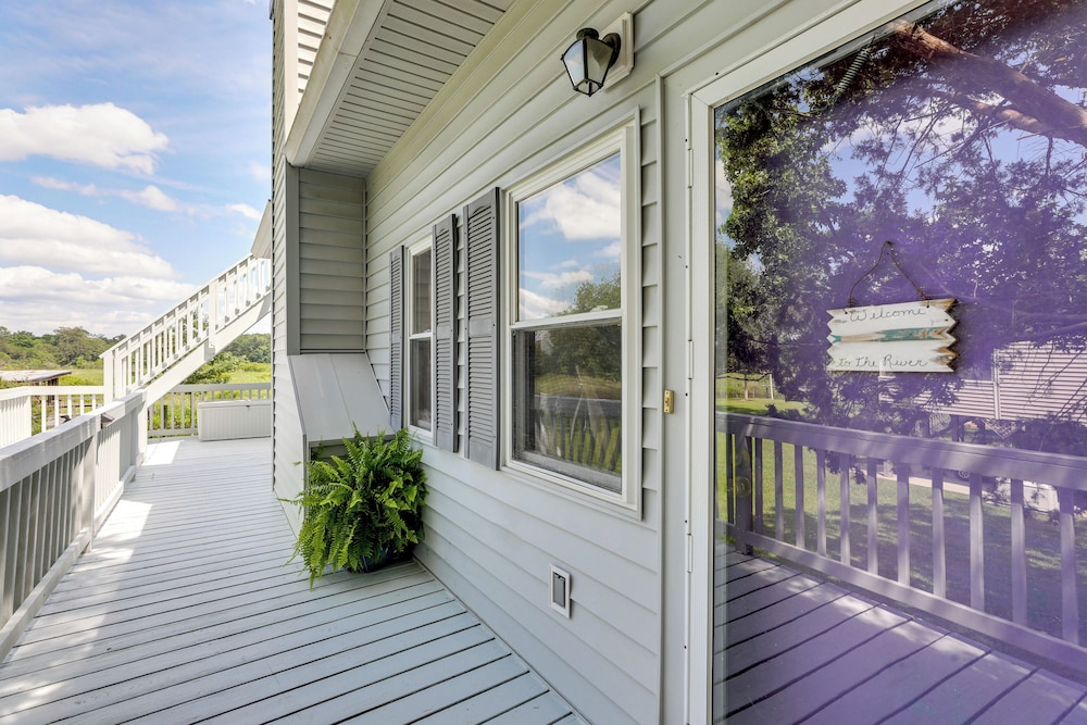Spacious Riverfront Cottage w/ Dock in Green Pond!