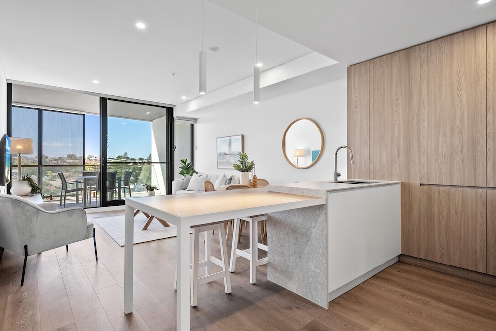 Stylish 2-bed Unit With Views & Rooftop Access