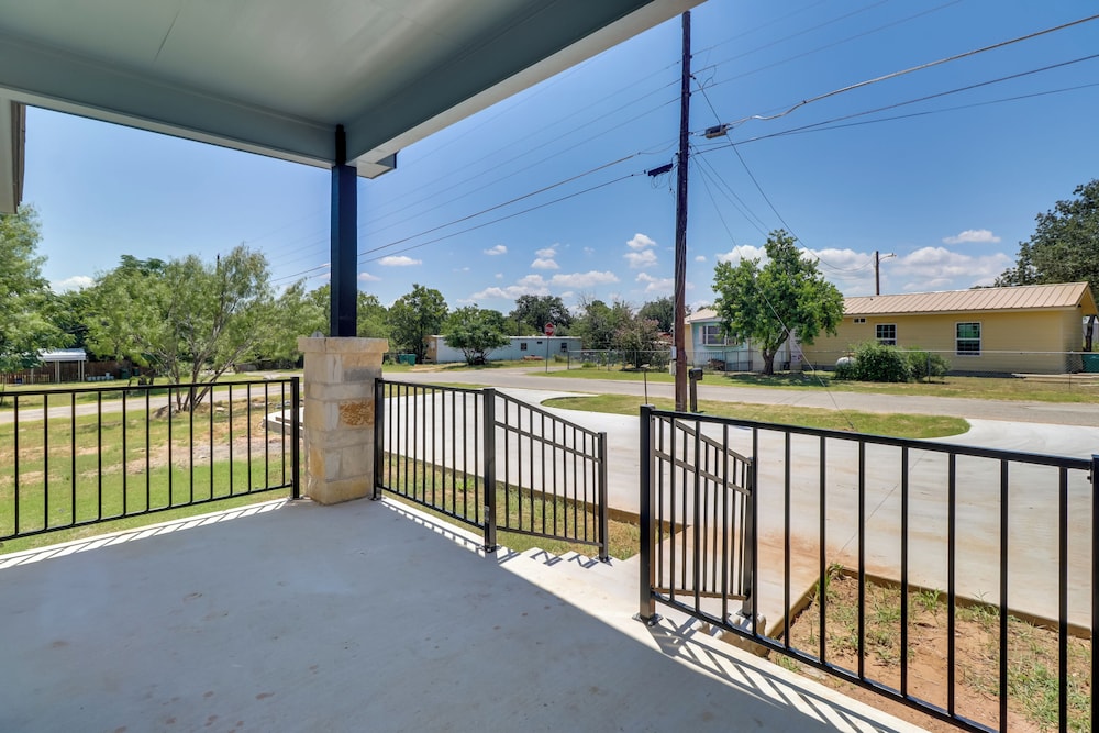 Quiet Hill Country Home: 1 Mi to Lake LBJ Access!