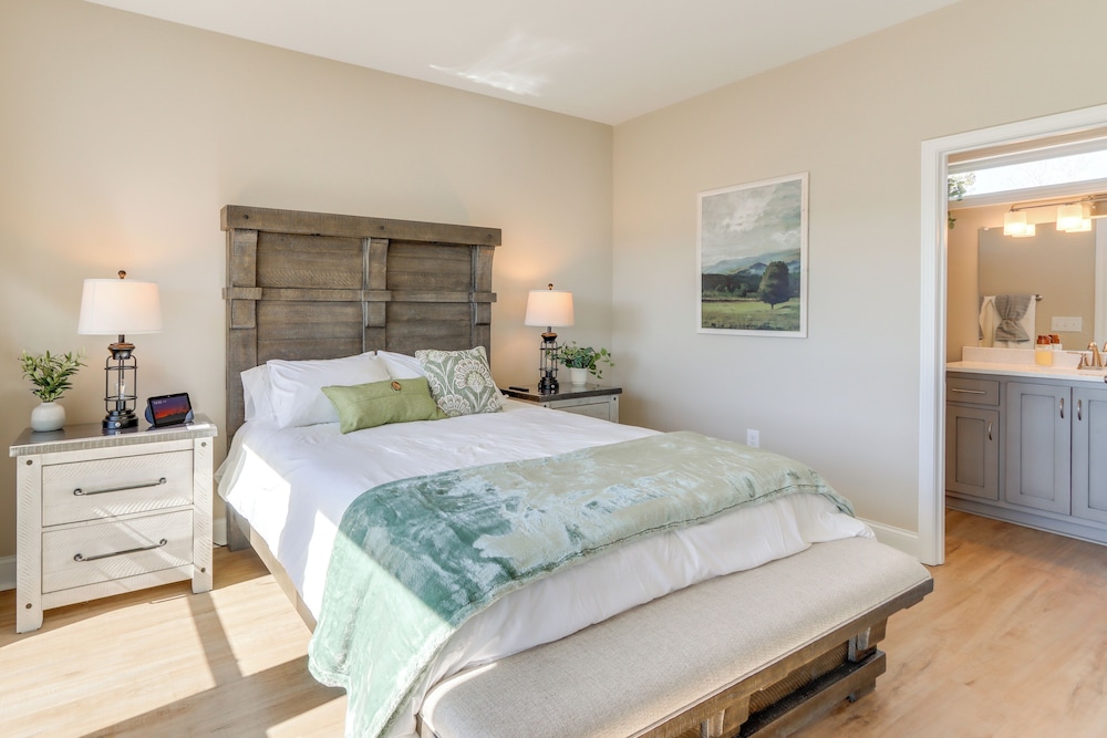 11 Mi to Dtwn Ellijay: Newly Built Modern Cabin!