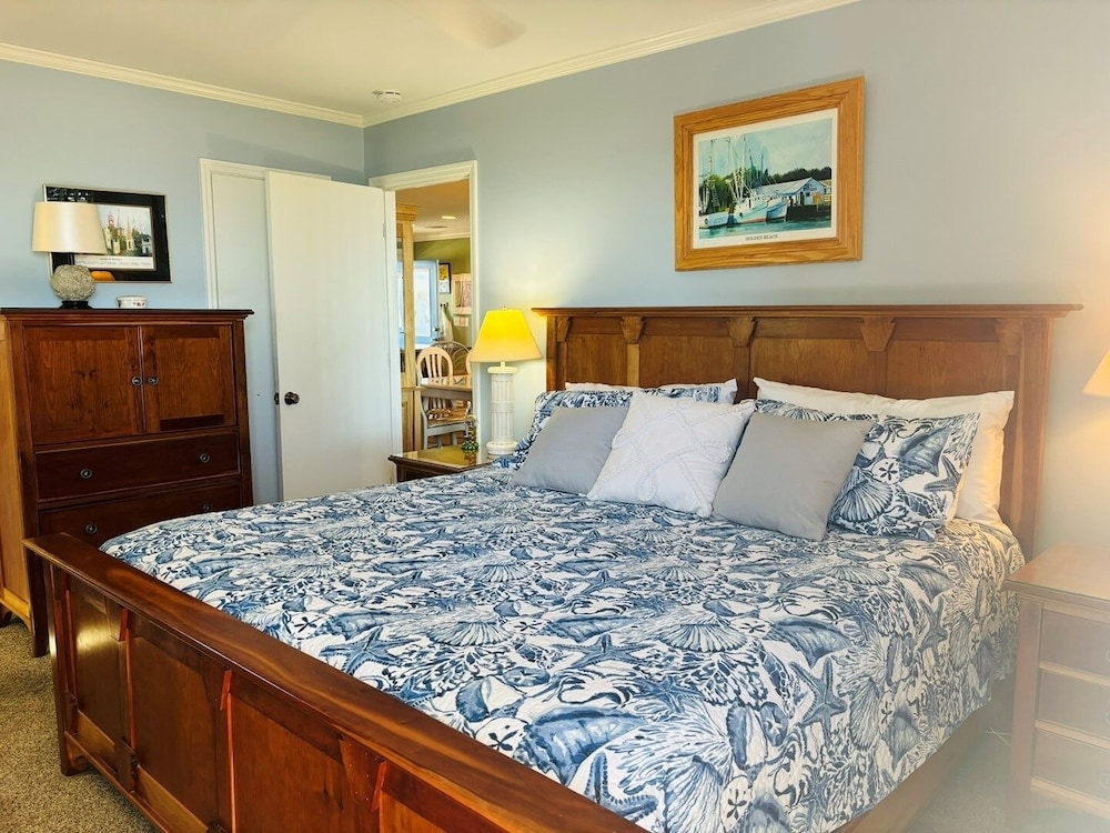 Clamelot 4 Bedroom Home by RedAwning