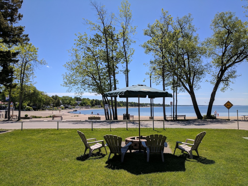 Balm Beach Resort & Motel