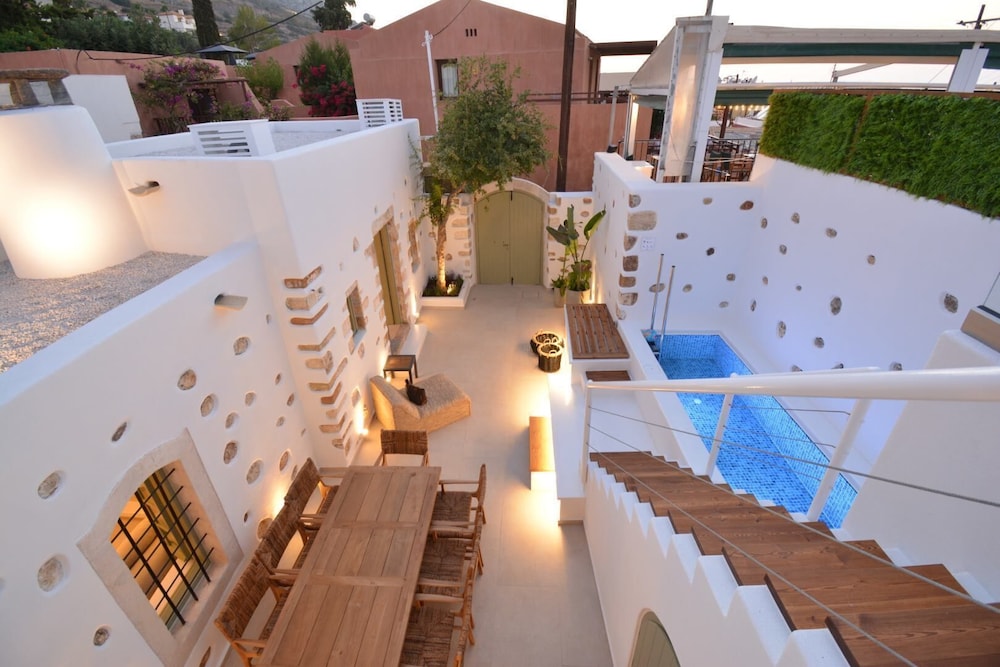 Mint Villa by Checkin