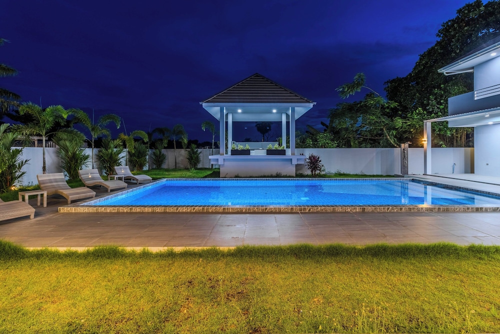 2 Villas 2 Kitchens Huge Pool V258