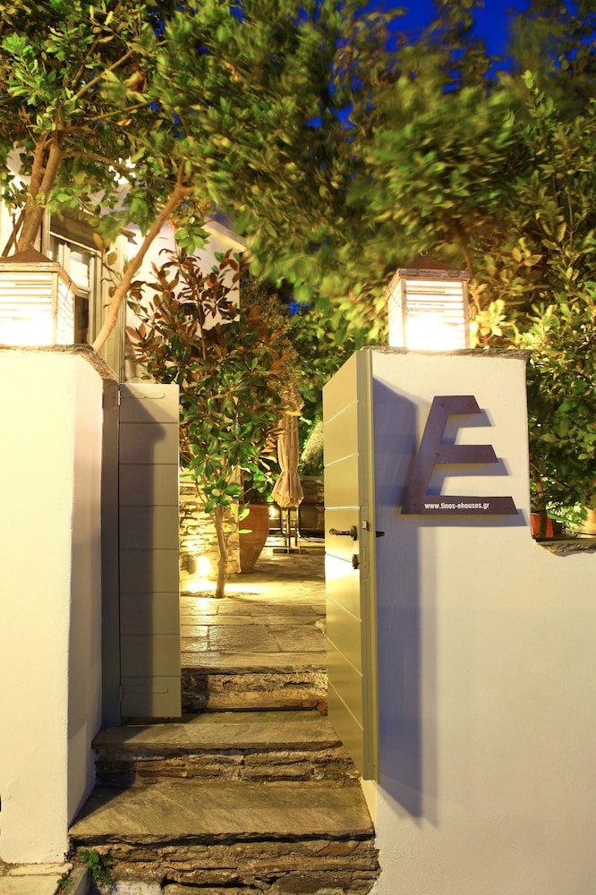 Tinos E Houses