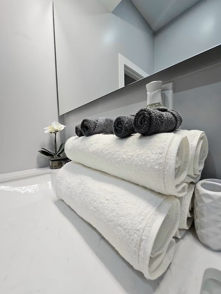 Cozy Home near City Center with Hot tub