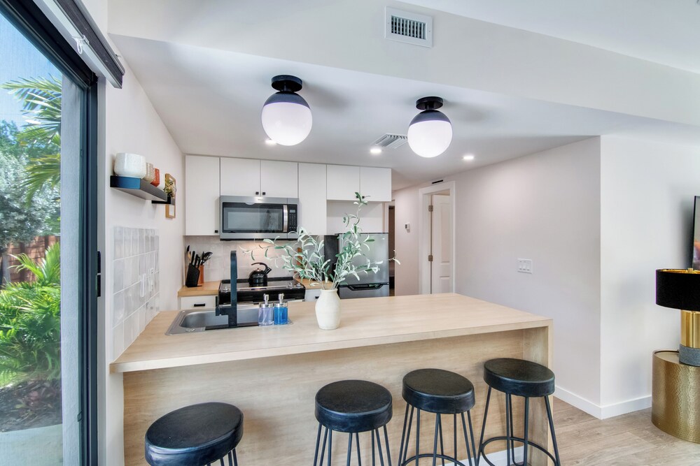 5BR Sleeps 14 w/ In-law Suite & Bbq!