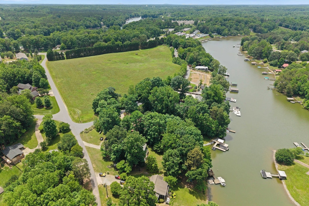 Shady Daze: Waterfront Home w/ Deck, Hot Tub & Lake Views