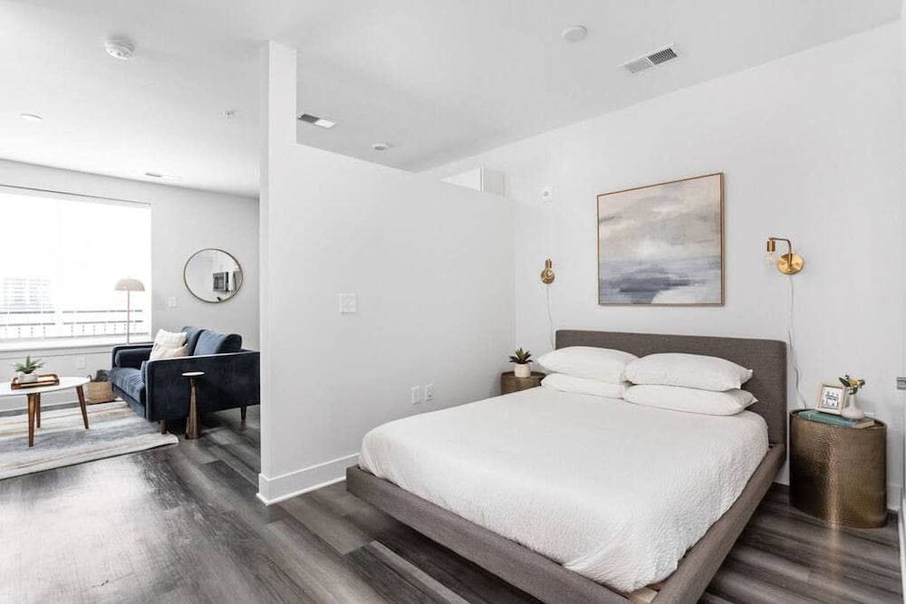 Mid-century Modern Studio Cozysuites Downtown view 4
