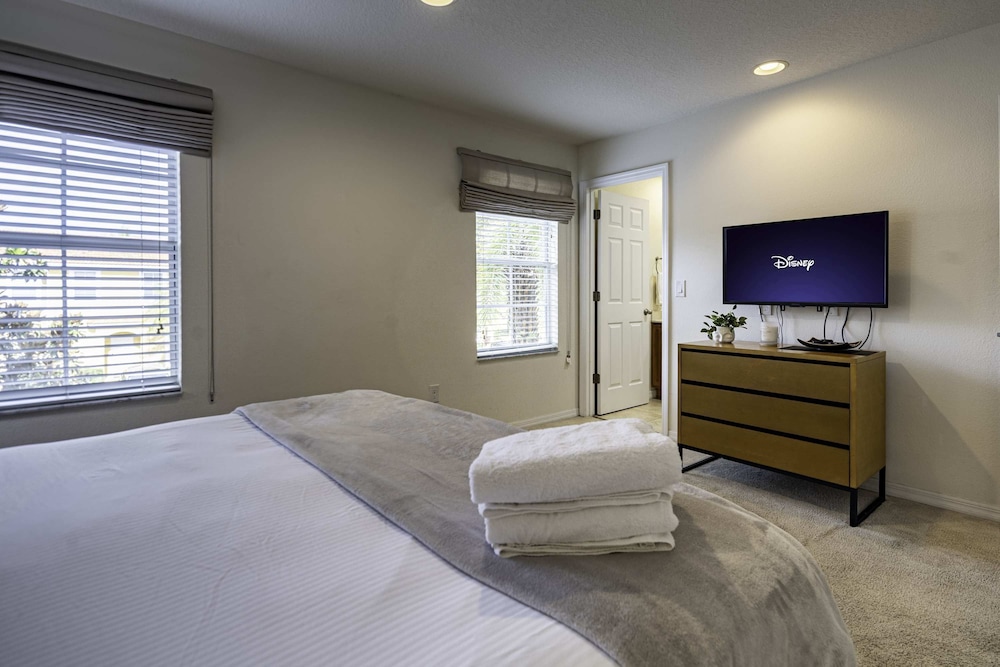 10 Min to Disney Cozy Townhome Jacuzzi