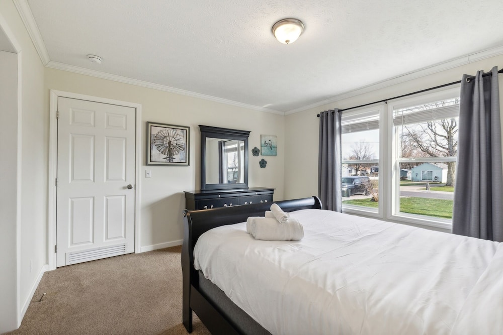 Sunsets & Serenity: Port Clinton Waterfront Stay 3 Bedroom Home