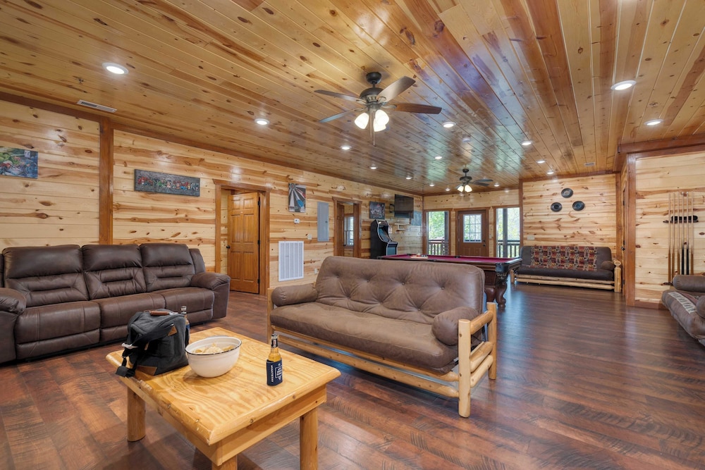 Dolly's Lodge by Avantstay Sleeps 28 - Luxe Smokies Cabin Game Room, Hot Tub, Views, Near Attractions