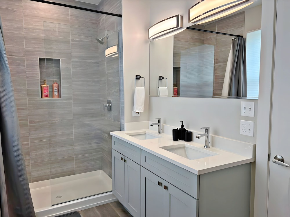 4BR Townhouse with Parking - WV rep 3