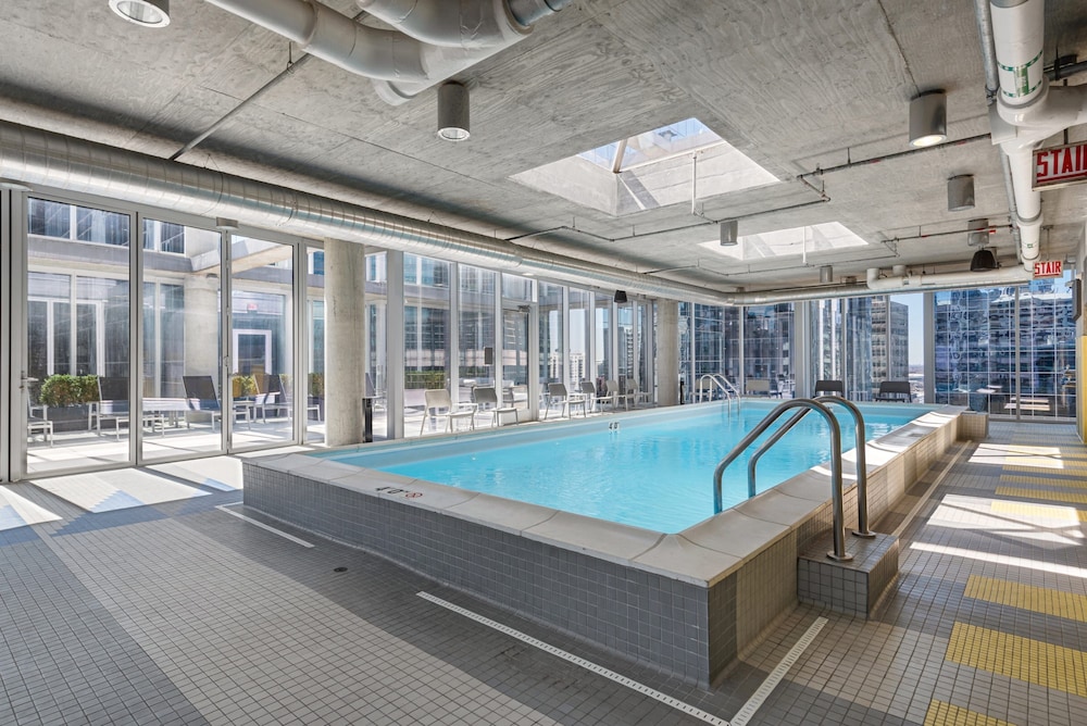 Loop City Views 2BR Apt Near Riverwalk