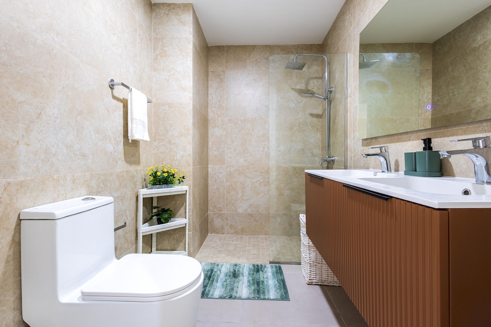 Chic 2BR Stay w Terrace Picuzzi 5 Min to Beach