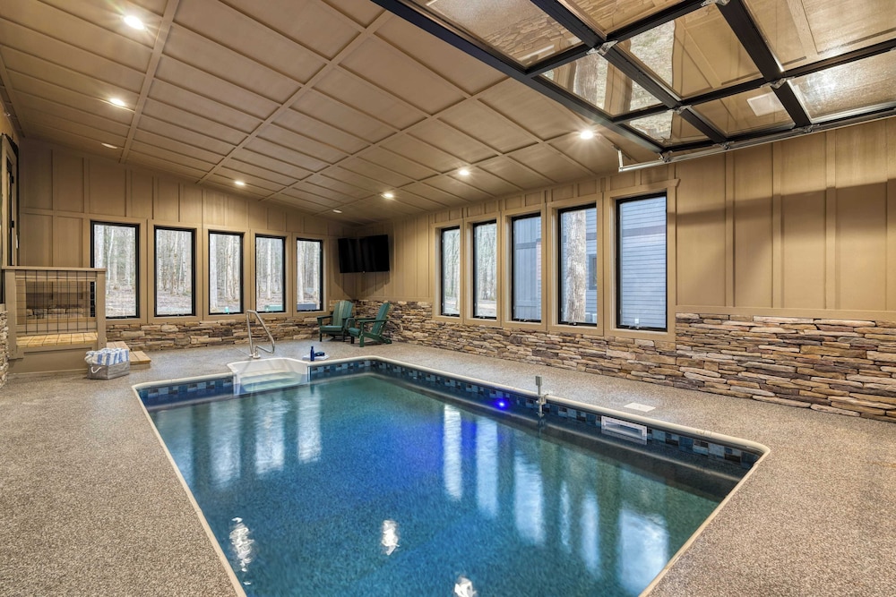 Kings Crown by Avantstay Indoor Pool, Hot Tub, Firepit, Theater All-season Retreat