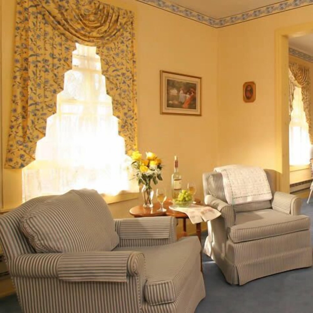Crestmont Inn