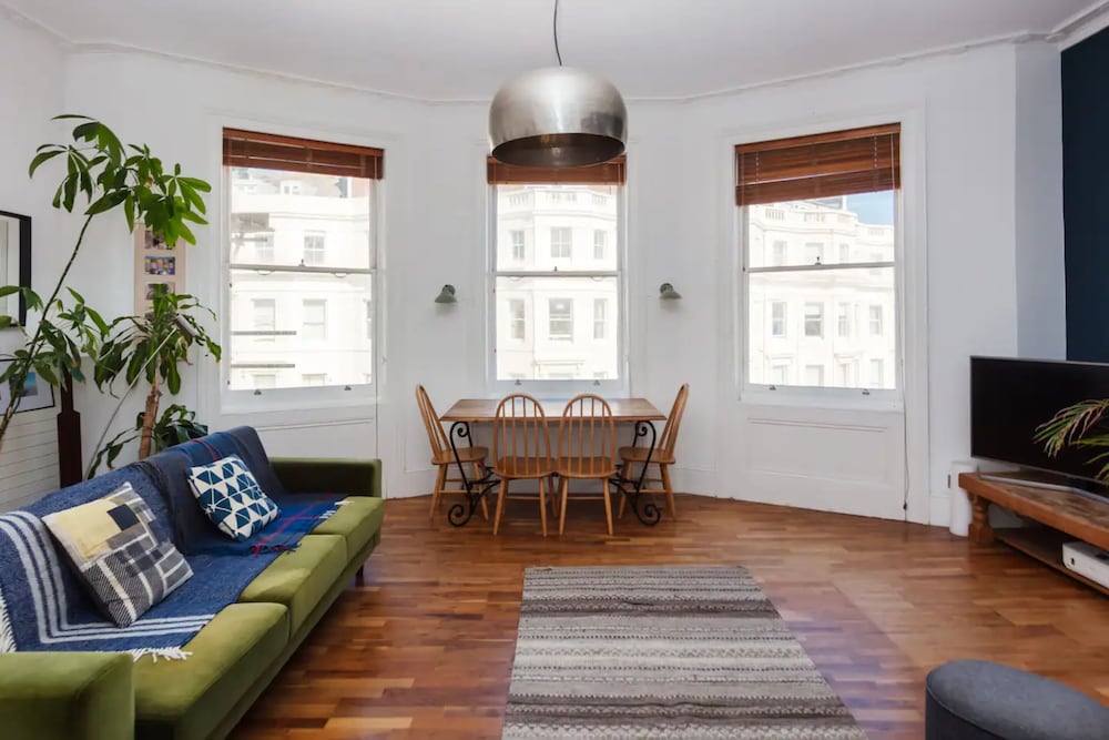 Spacious 1 Bedroom Apartment in Brighton Beside the Sea view 3