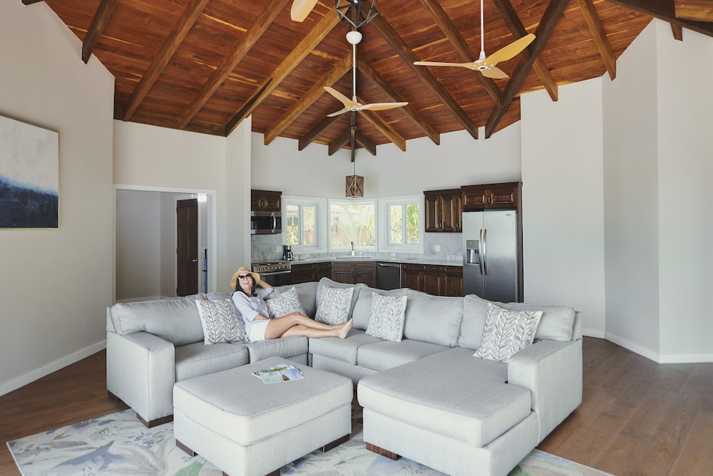 Ray Caye Private Island Resort