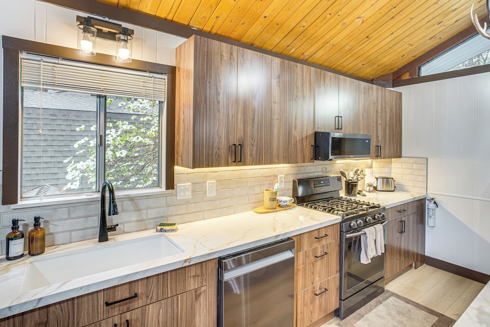 3 Mi to Lake Arrowhead Village: Pine-view Home!