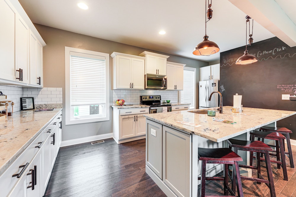 Pet-friendly Abode w/ Balcony in East Nashville!