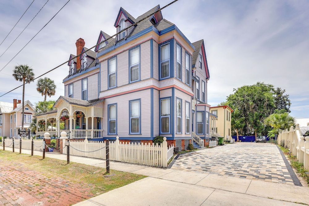 Grand Gables: Home 1 Block to St Johns River