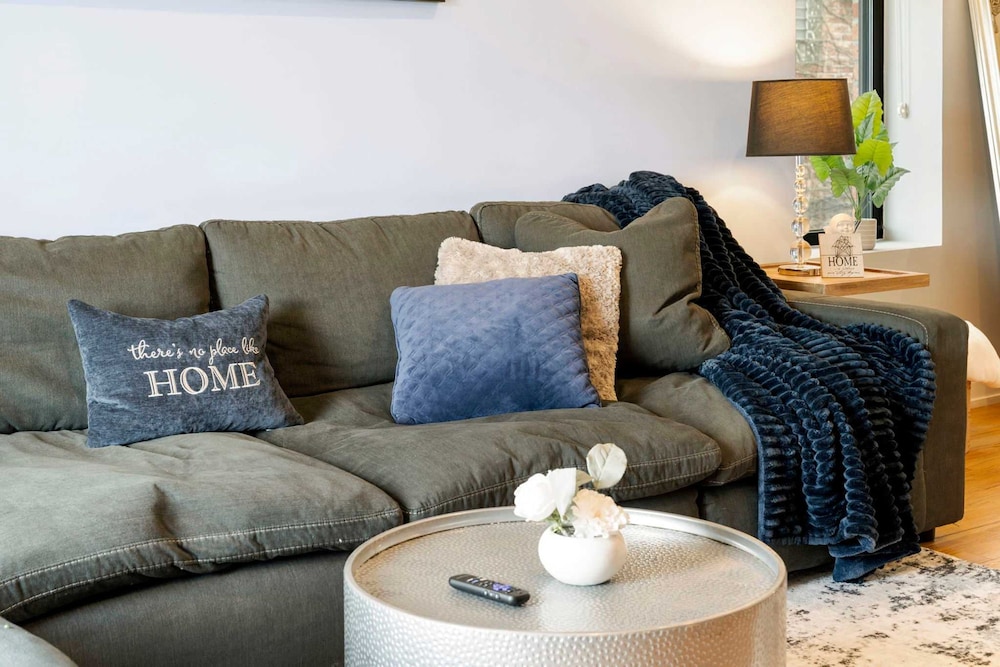 Cozy 2 Bed Home by West Loop With Parking Laundry