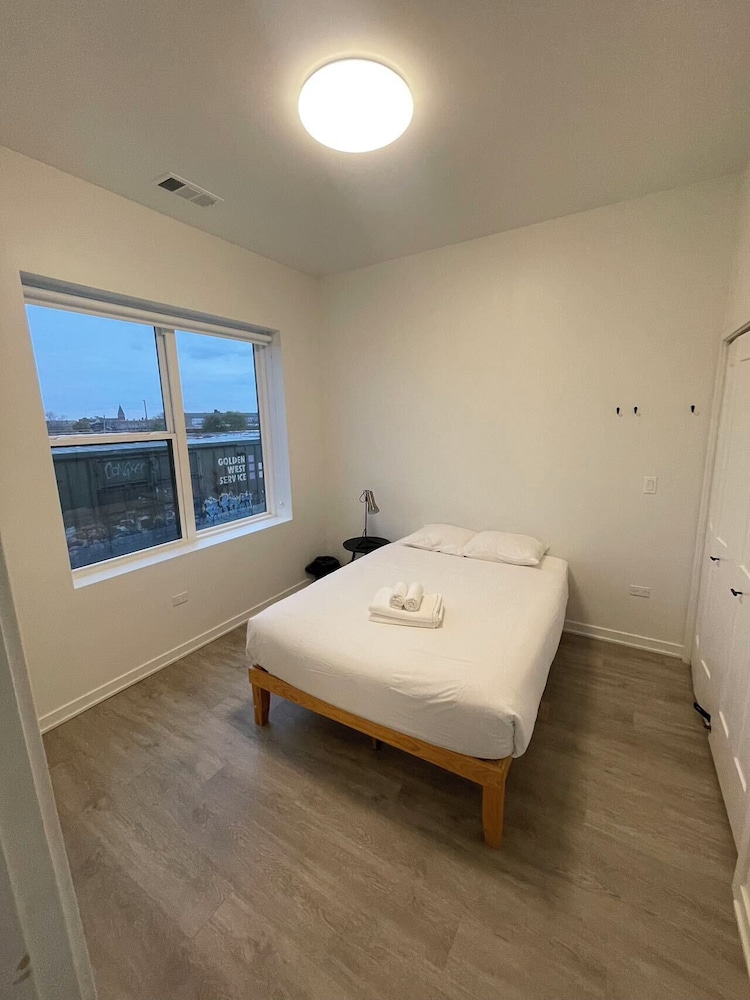 Cozy and Modern Stay in the Heart of C