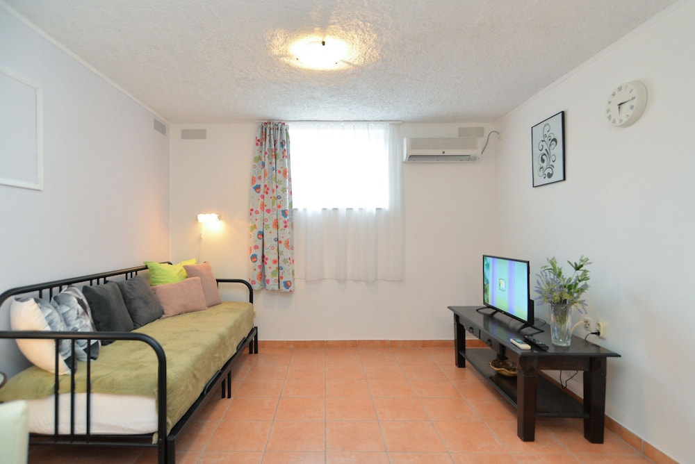 Apartment 669 view 5