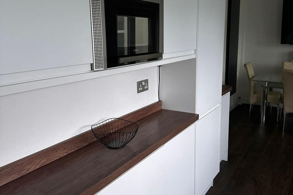 House - Sleeps 10 - Parking - Stn Close