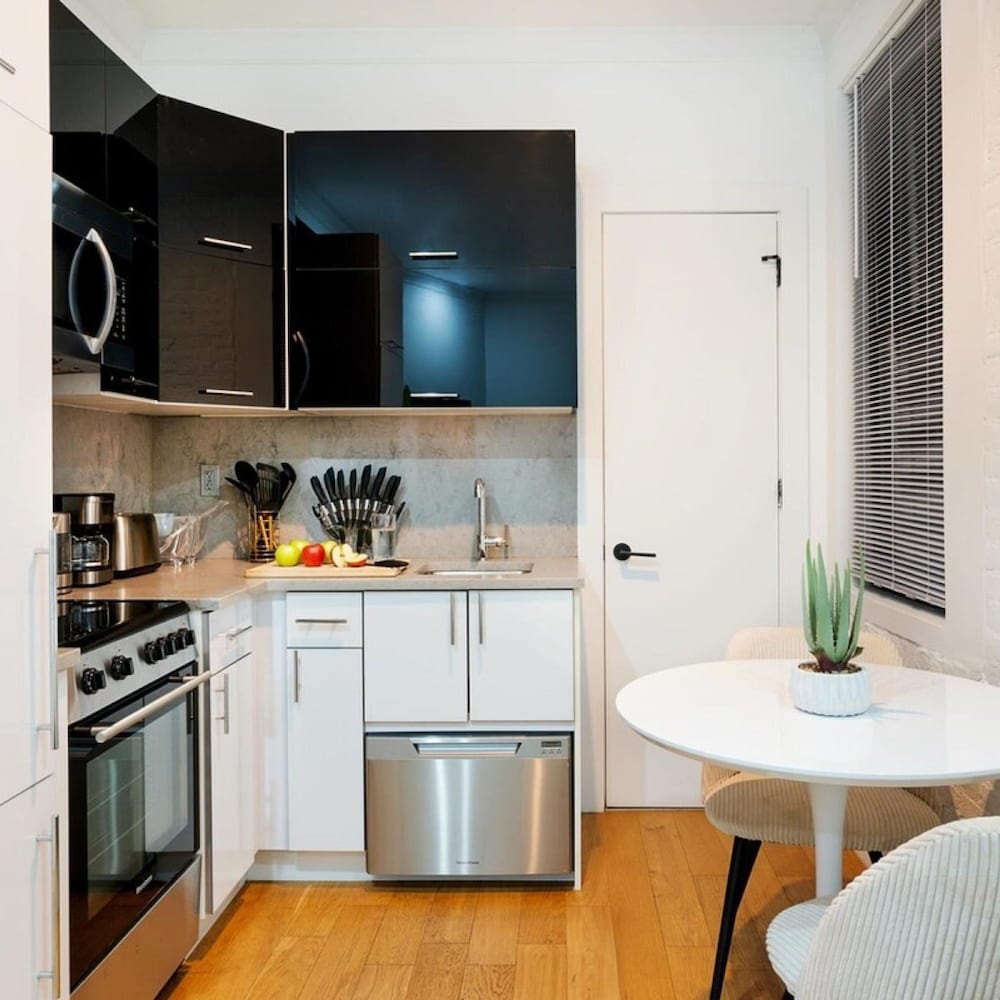 403-2e Newly Renovated Studio UES