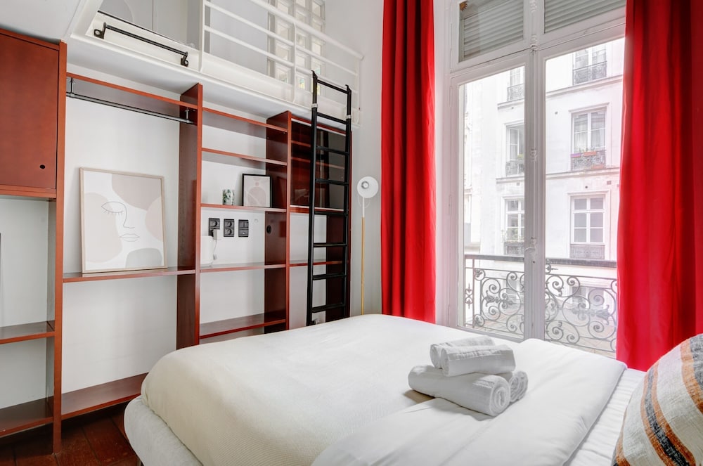 Le Marais & Place de la Republique 3BR