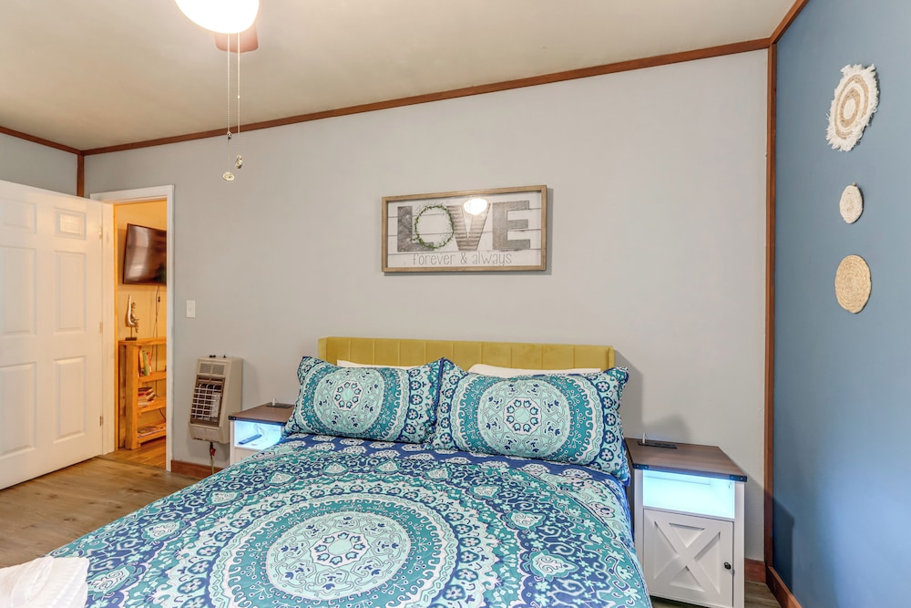 Pet-friendly Mtn Retreat w/ Yard in Blairsville!
