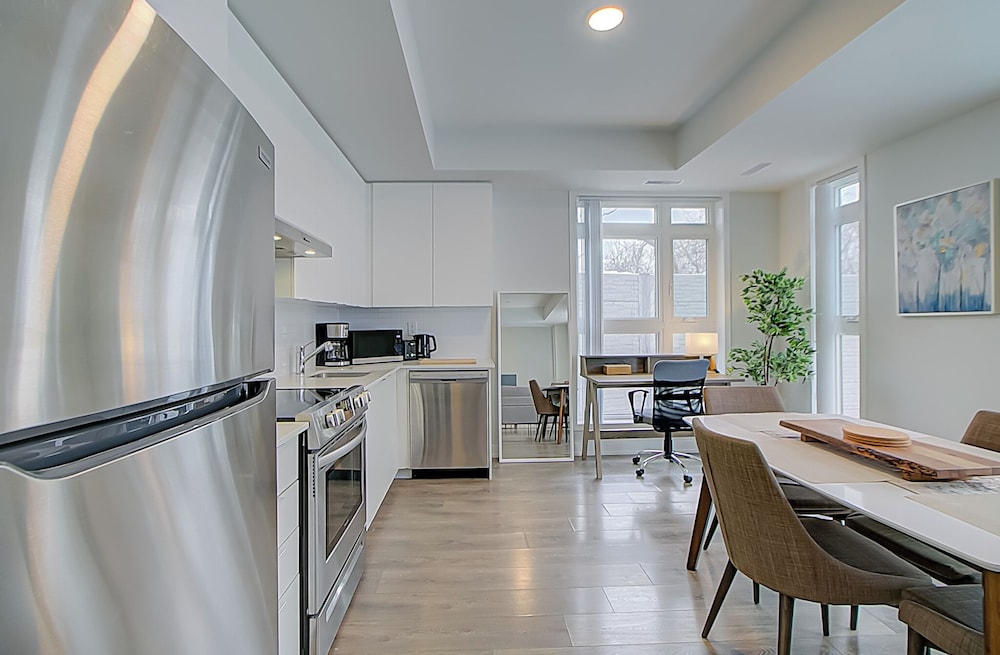 Modern 3BR Retreat Near Yorkdale Mall
