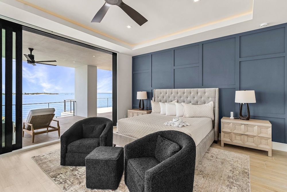 793 Shoreline Estate: 6bd/6br, Luxurious Pool Home On The Water! 6 Bedroom Home