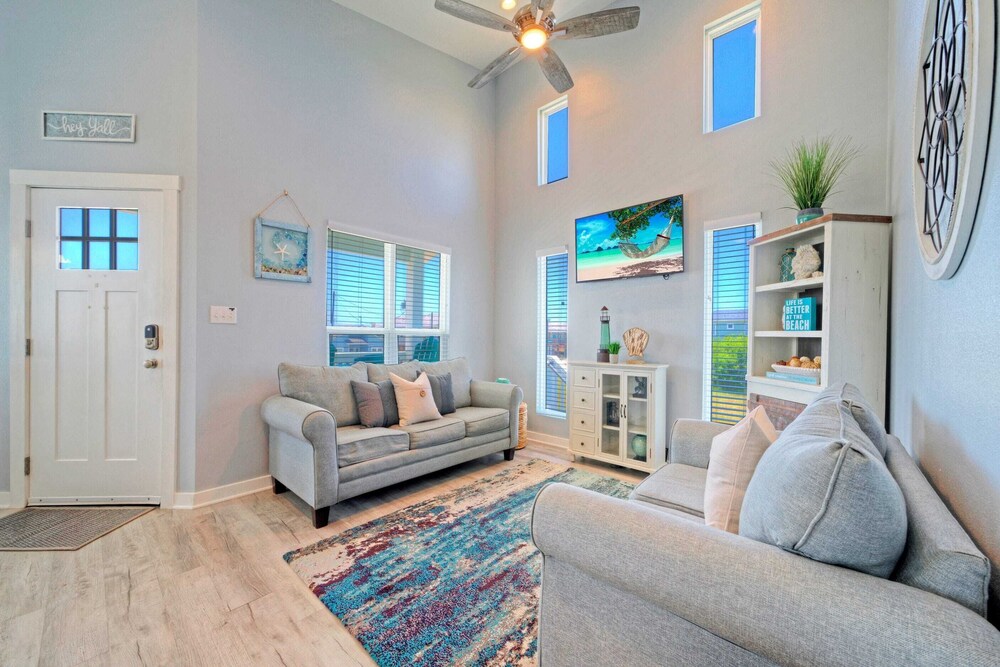 Family-friendly Beach Home Bbq, Patio & Fire Pit & Mins to Beach Bottom's Up by Avantstay
