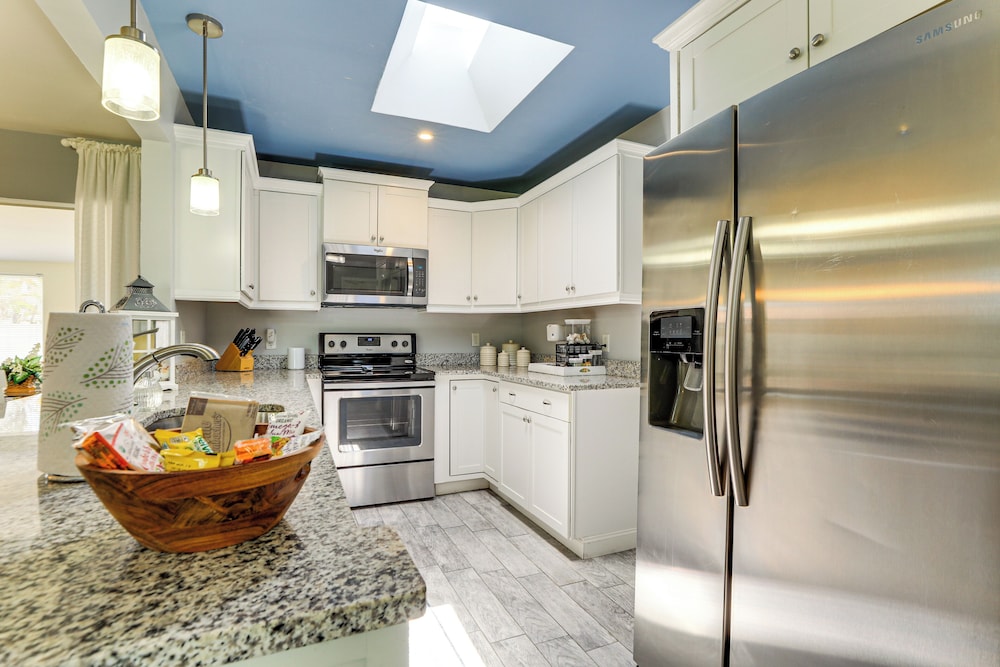 4 Mi to Venice Beach: Home w/ Patio & Yard
