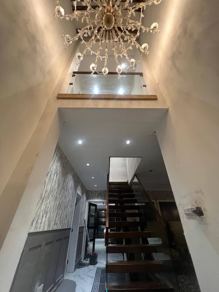 Elegant Family Home, 2x Jacuzzi Corner Bath