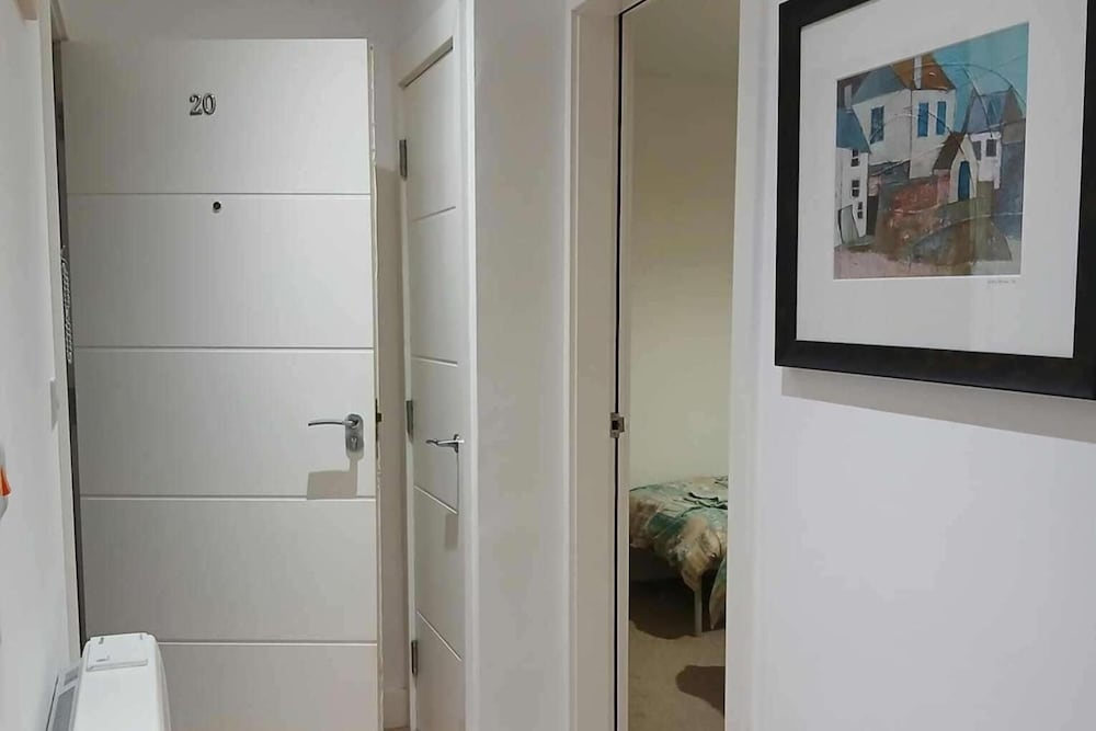 2 Bed-sleeps 5- Street Parking-3 Min to Beach