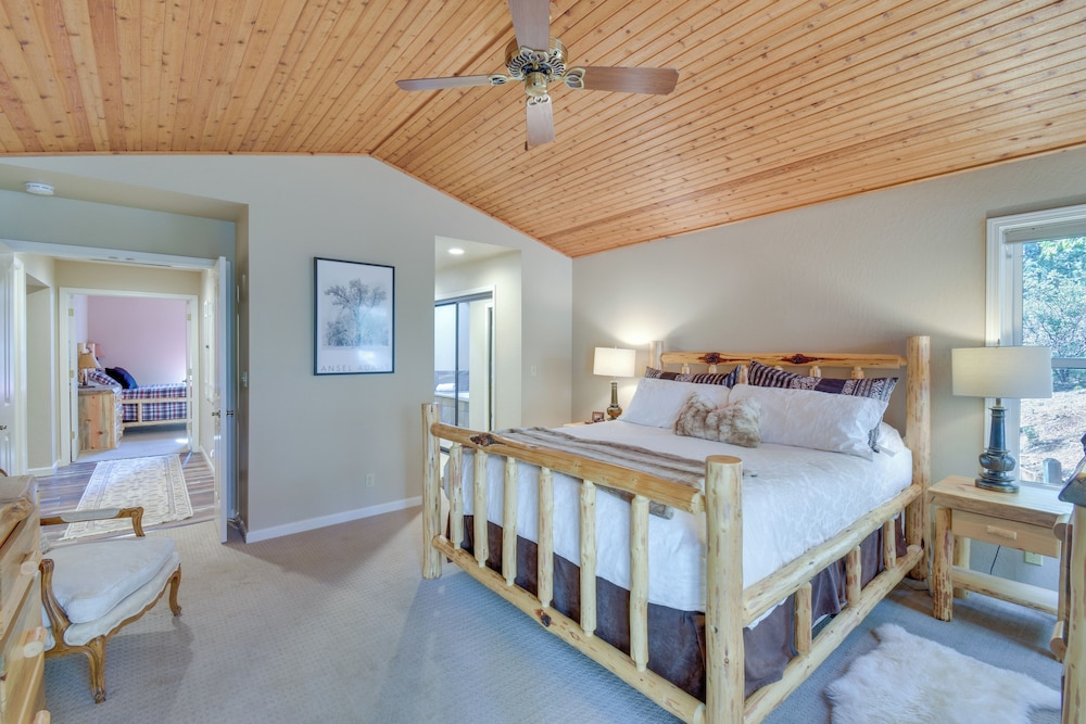 Hot Tub + Pool Table: Cabin Near Calaveras Park!