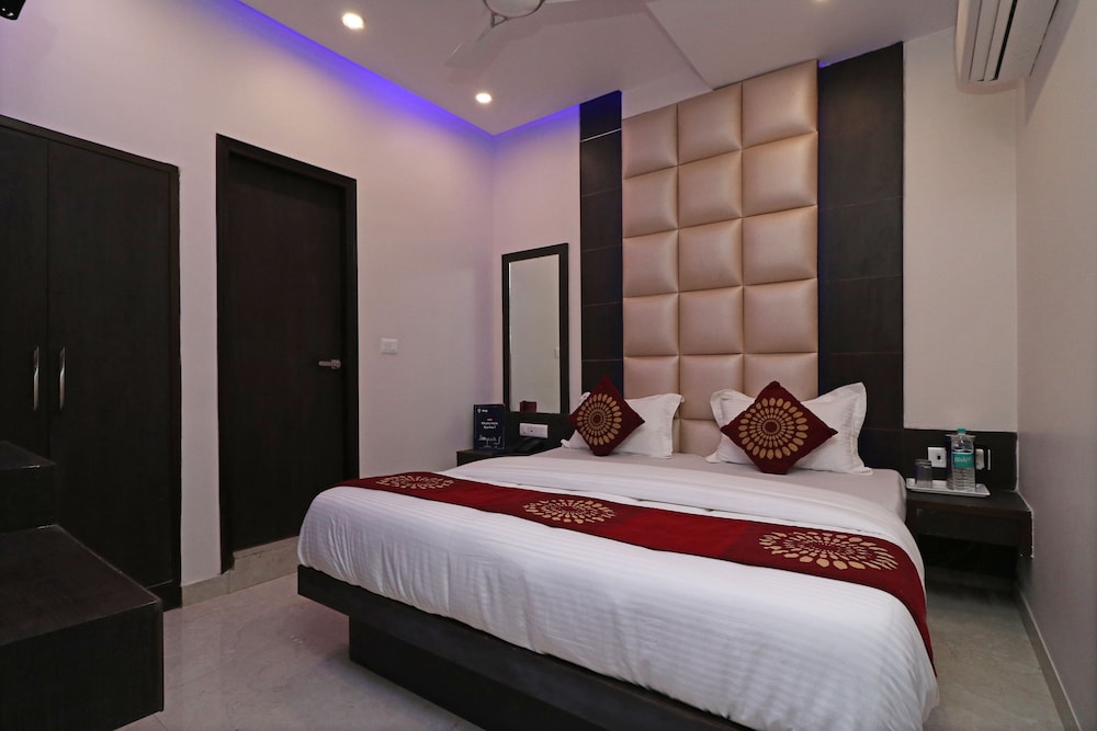 OYO 11593 Hotel Aman Guest House