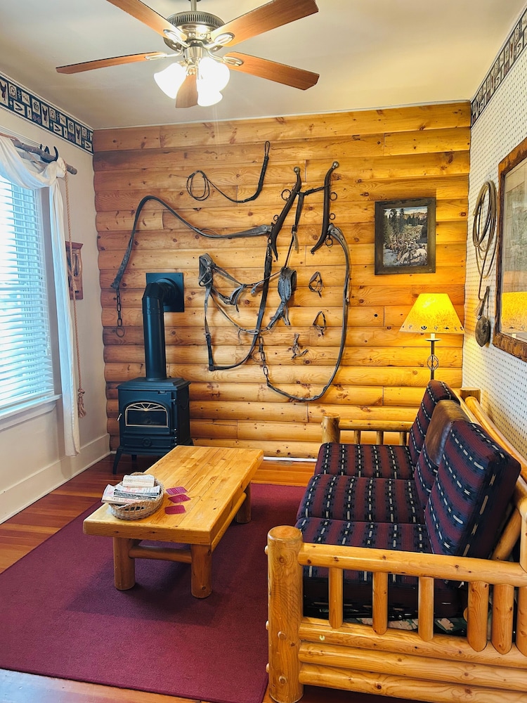 Moore's Old Pine Inn