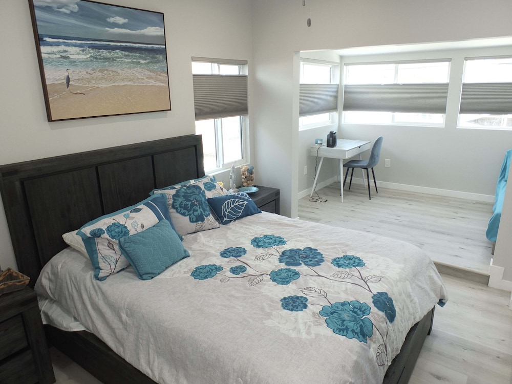 New Beach & Bay Retreat Full of Amenities! view 3