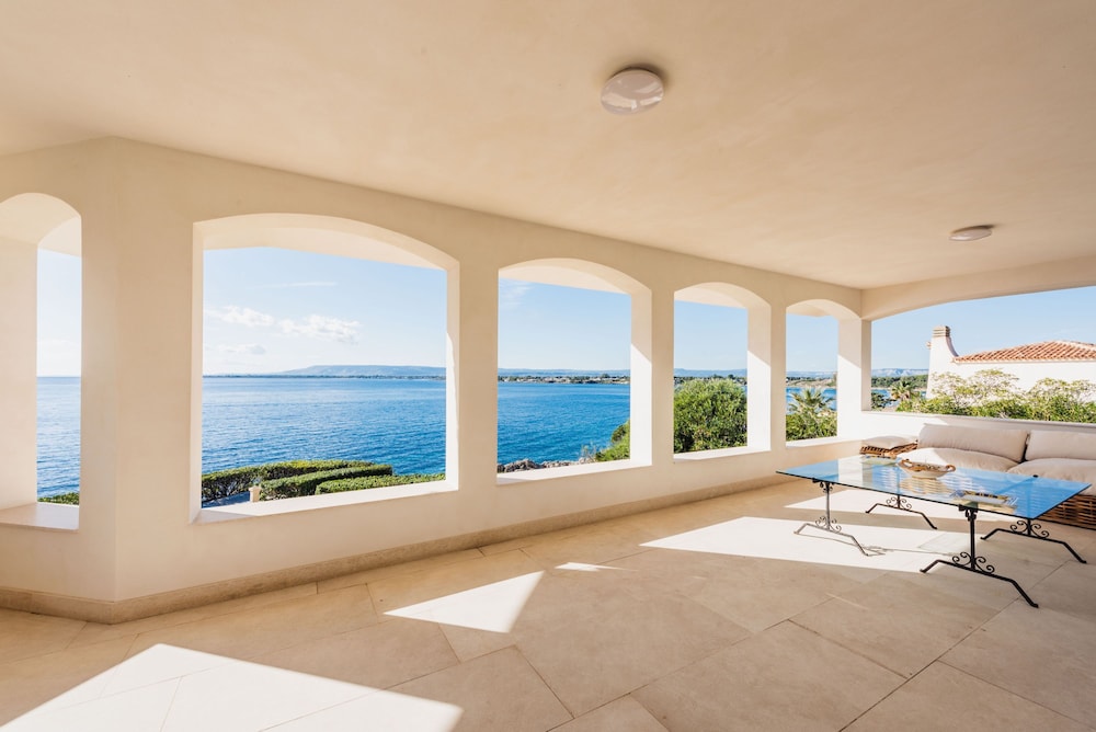 Villa Plemmiria by the Sea by Wonderful Italy