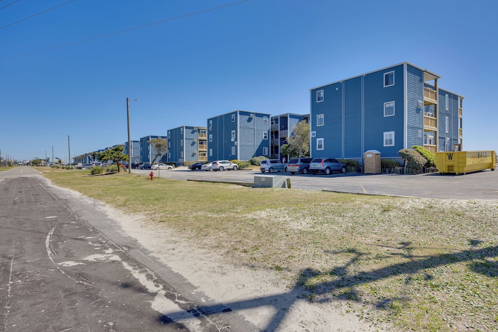 Walk to Ocean: North Topsail Beach Gem w/ Balcony!