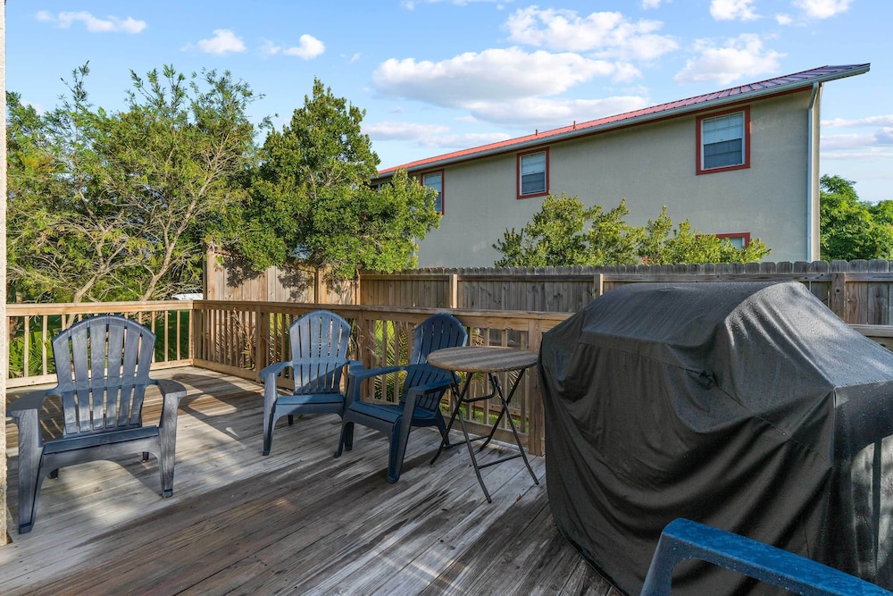 Home w/ Private Hot Tub < 1 Mi to Butler Beach!