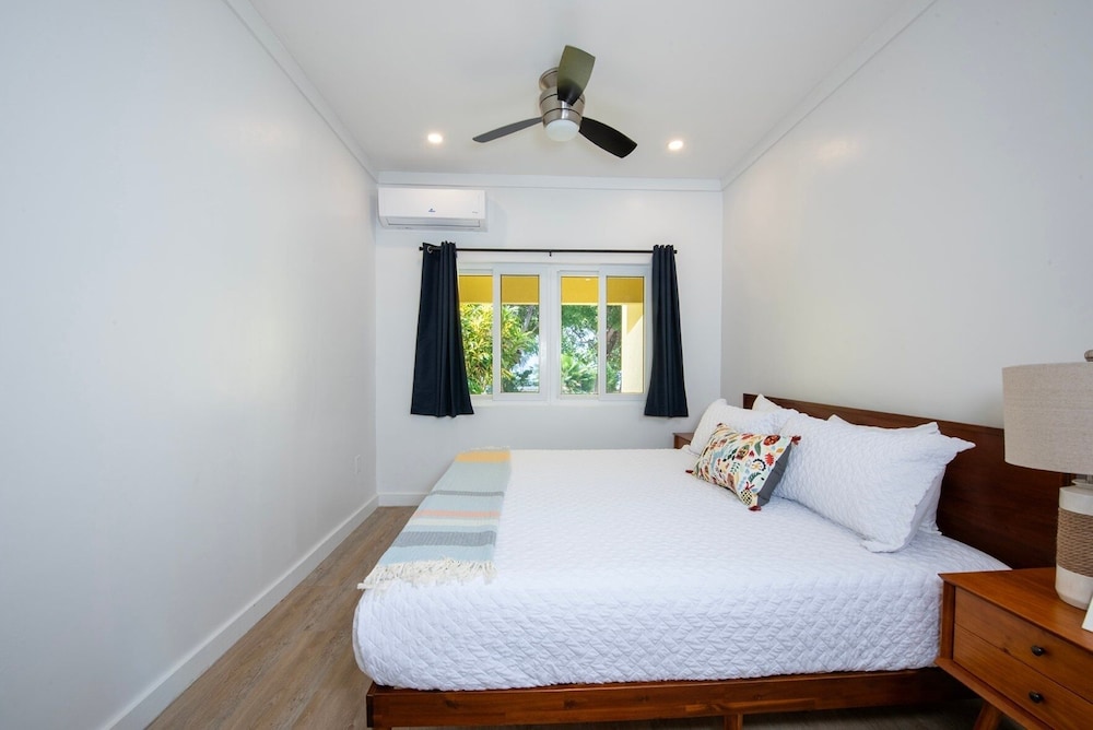 Laughing Bird Studio #7 - Brand New Stylish Apartment, Pool, Bea 1 Bedroom Condo, photo 4