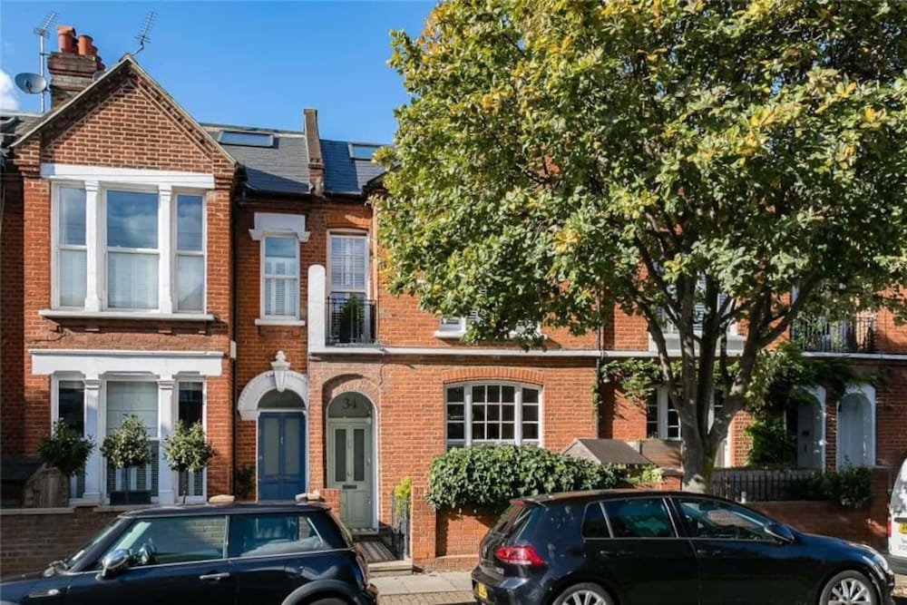 Large and Modern 3 Bedroom Family Home in Earlsfield