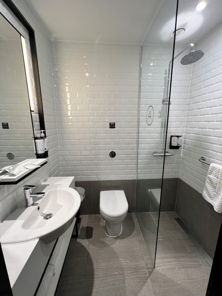 Hounslow Vacations - Aerotel London Heathrow T2  T3 - Property Image 6